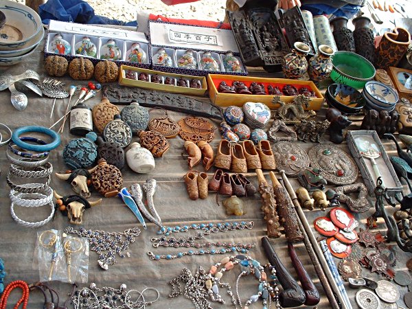 Trinkets at the ShaPing market