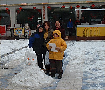 Resteraunteurs with snowman